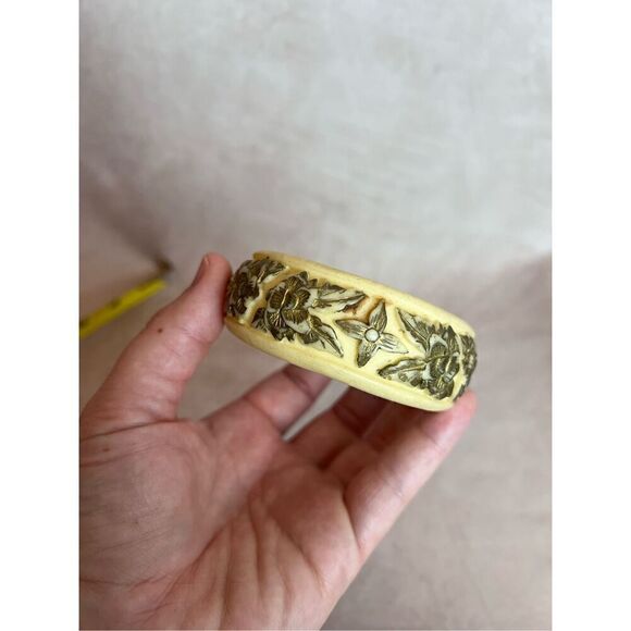 Vintage Carved Celluloid Bangle 1950s - Picture 8 of 8
